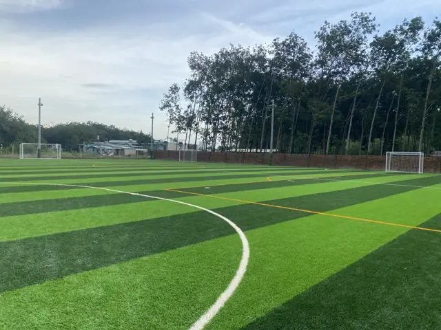 Sân bóng cỏ nhân tạo kẻ vạch hoàn thiện